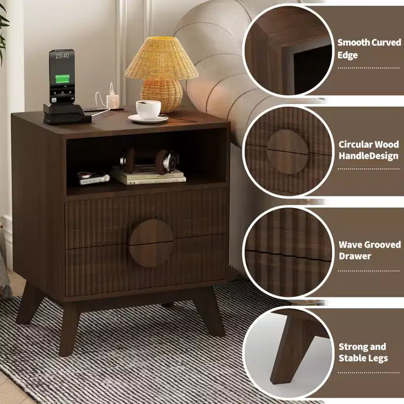 Tables de chevet cannelées en bois avec station de recharge ; 2 tiroirs et une étagère ouverte