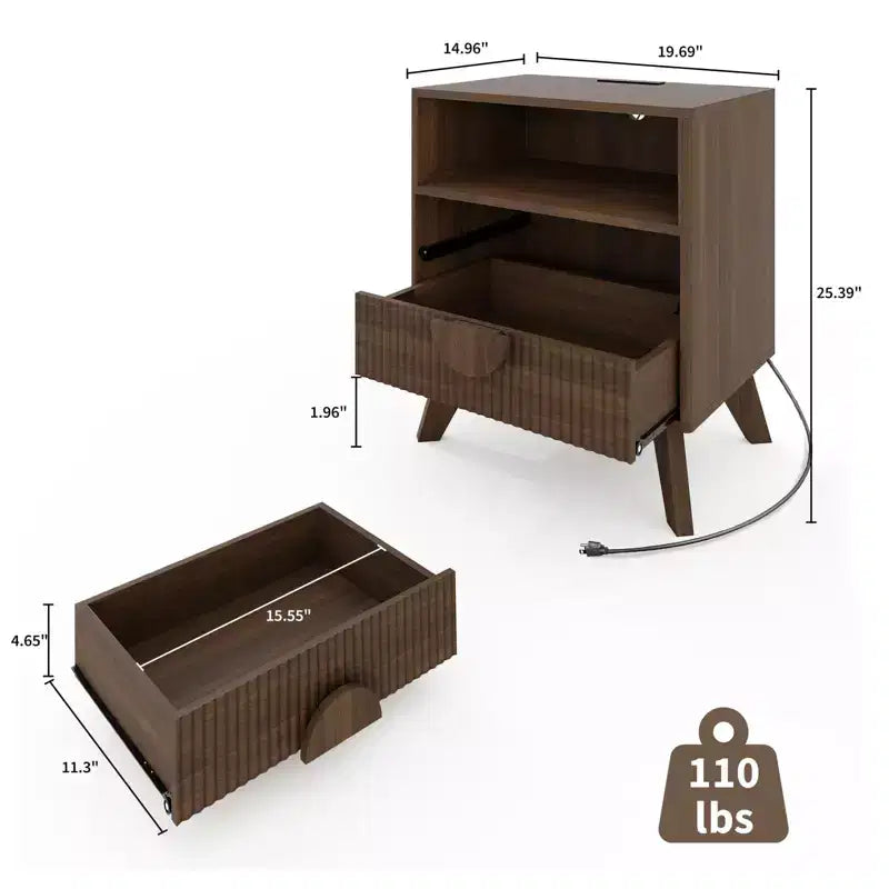 Tables de chevet cannelées en bois avec station de recharge ; 2 tiroirs et une étagère ouverte