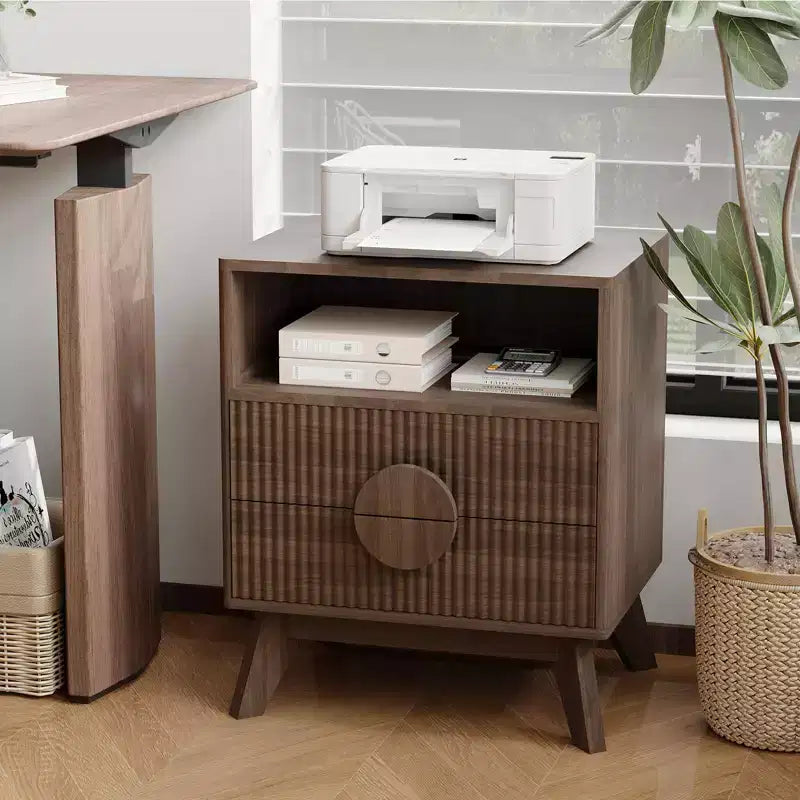 Tables de chevet cannelées en bois avec station de recharge ; 2 tiroirs et une étagère ouverte