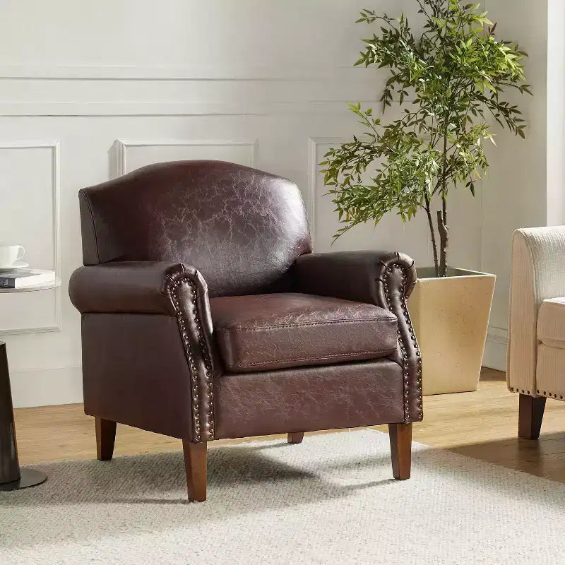 Fauteuil en cuir végane transitoire avec clous décoratifs