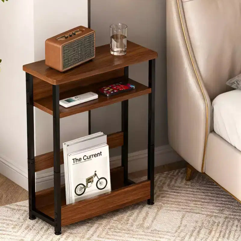 Table de chevet étroite avec étagères de rangement et porte-revues
