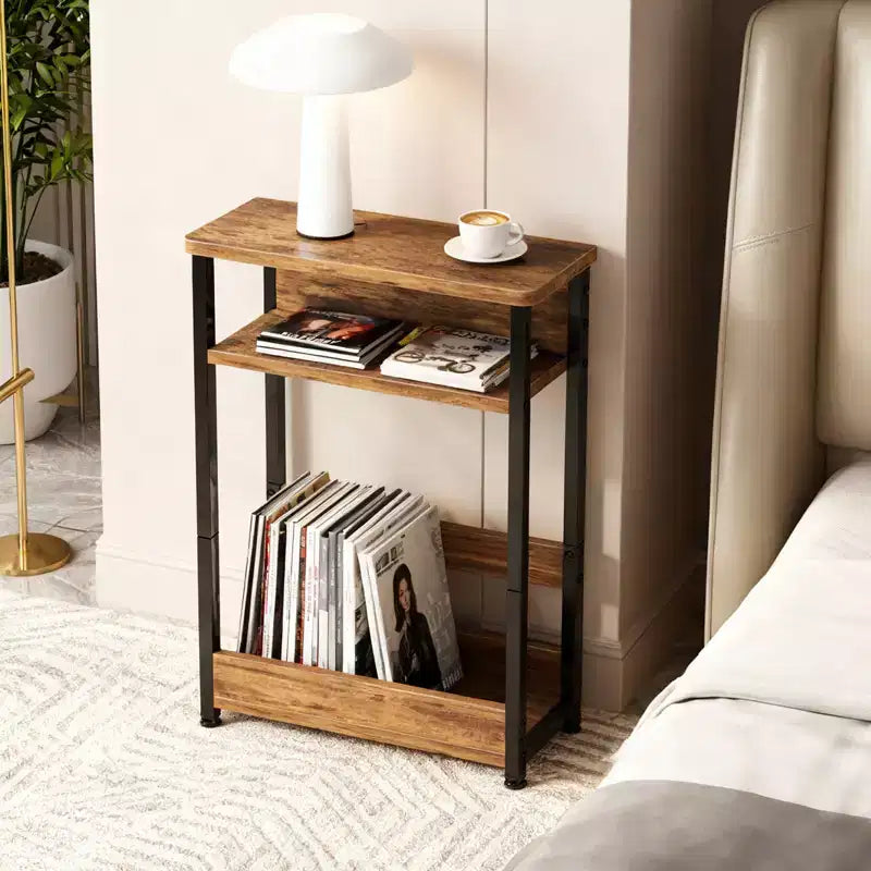 Table de chevet étroite avec étagères de rangement et porte-revues